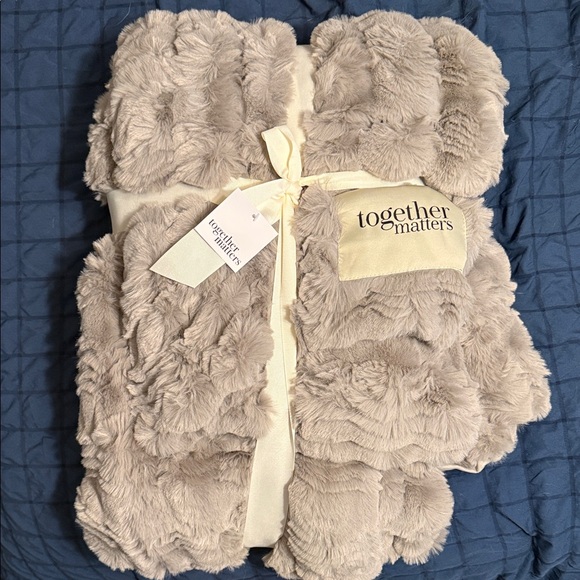 together matters Other - Gray Faux Fur Throw Blanket
